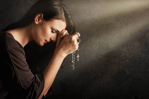 How to say the catholic rosary